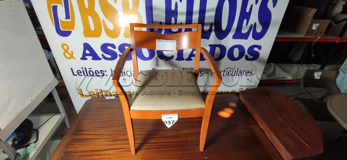 LOTE 037 - 01 CADEIRA EM MADEIRA CLARA. (NO ESTADO EM QUE SE ENCONTRA. SUJEITO A AVARIAS OCULTAS/VISÍVEIS.)