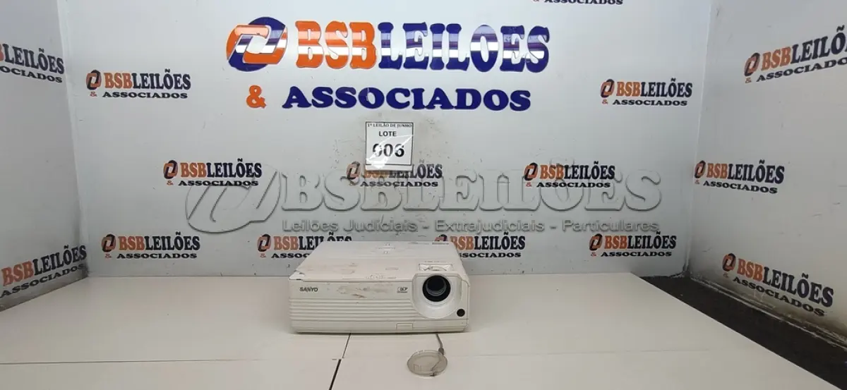 LOTE 006 - 01 PROJETOR MULTIMÍDIA PRO-X SVGA MODELO PDG-DSU20N MARCA SANYO. (NO ESTADO) ATENÇÃO! FAZER A VISITAÇÃO ANTES DE ARREMATAR, NÃO SABEMOS SE FUNCIONA, LEILÃO NÃO TEM GARANTIA E NEM DEVOLUÇÃO, SUJEITO A POSSÍVEIS AVARIAS VISÍVEIS/OCULTAS E/OU AUSÊNCIA DE COMPONENTES.