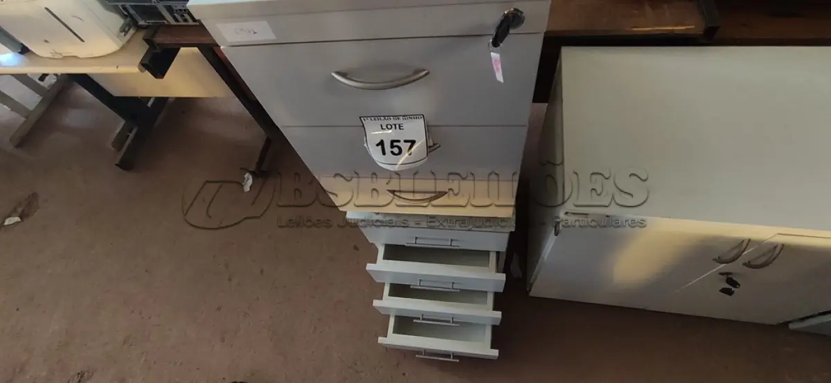 LOTE 157 - 02 GAVETEIROS DE ESCRITÓRIO. (NO ESTADO) ATENÇÃO! FAZER A VISITAÇÃO ANTES DE ARREMATAR, NÃO SABEMOS SE FUNCIONA, LEILÃO NÃO TEM GARANTIA E NEM DEVOLUÇÃO, SUJEITO A POSSÍVEIS AVARIAS VISÍVEIS/OCULTAS E/OU AUSÊNCIA DE COMPONENTES.