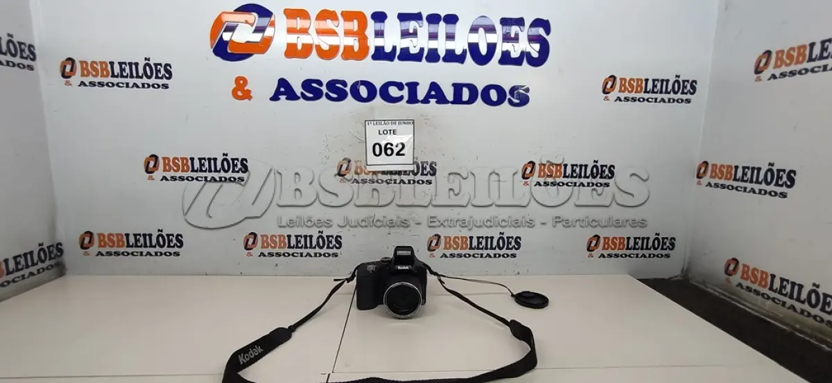 LOTE 062 - 01 MÁQUINA FOTOGRÁFICA MAX Z990 FULL HD MARCA KODAK. (NO ESTADO) ATENÇÃO! FAZER A VISITAÇÃO ANTES DE ARREMATAR, NÃO SABEMOS SE FUNCIONA, LEILÃO NÃO TEM GARANTIA E NEM DEVOLUÇÃO, SUJEITO A POSSÍVEIS AVARIAS VISÍVEIS/OCULTAS E/OU AUSÊNCIA DE COMPONENTES.