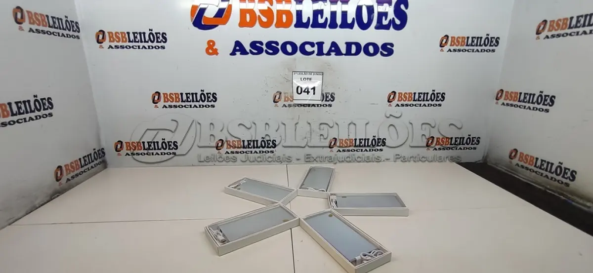 LOTE 041 - 05 BATERIAS METÁLICAS. (NO ESTADO) ATENÇÃO! FAZER A VISITAÇÃO ANTES DE ARREMATAR, NÃO SABEMOS SE FUNCIONA, LEILÃO NÃO TEM GARANTIA E NEM DEVOLUÇÃO, SUJEITO A POSSÍVEIS AVARIAS VISÍVEIS/OCULTAS E/OU AUSÊNCIA DE COMPONENTES.