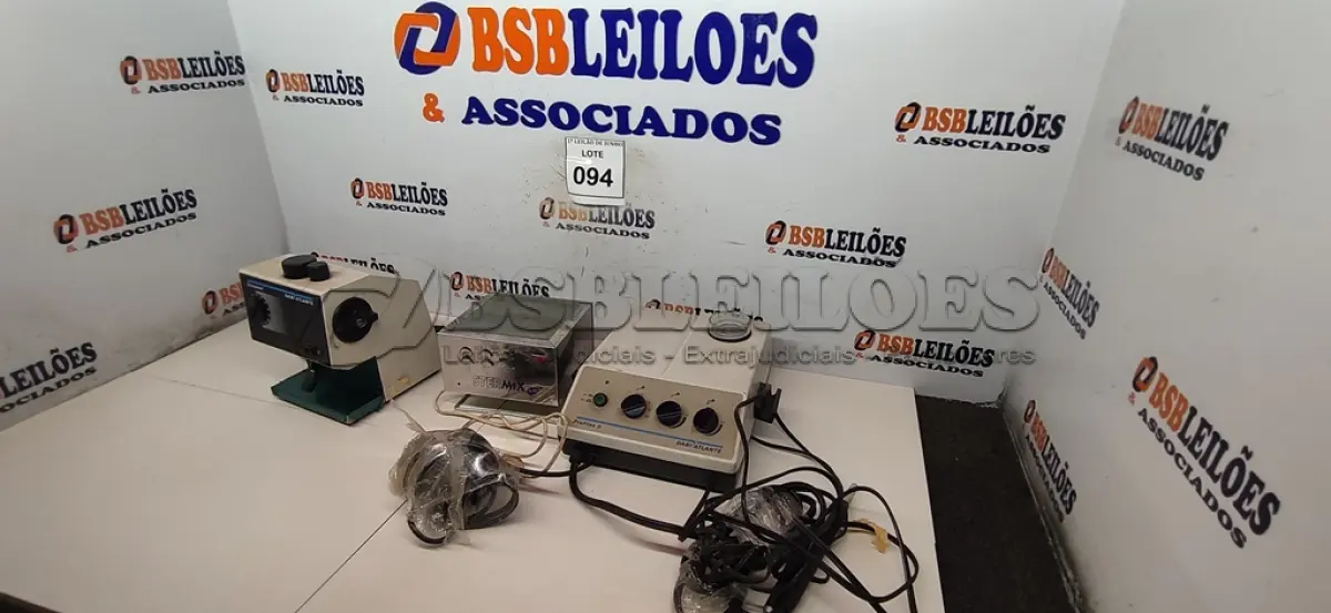 LOTE 094 - 03 EQUIPAMENTOS ODONTOLÓGICOS. (NO ESTADO) ATENÇÃO! FAZER A VISITAÇÃO ANTES DE ARREMATAR, NÃO SABEMOS SE FUNCIONA, LEILÃO NÃO TEM GARANTIA E NEM DEVOLUÇÃO, SUJEITO A POSSÍVEIS AVARIAS VISÍVEIS/OCULTAS E/OU AUSÊNCIA DE COMPONENTES.