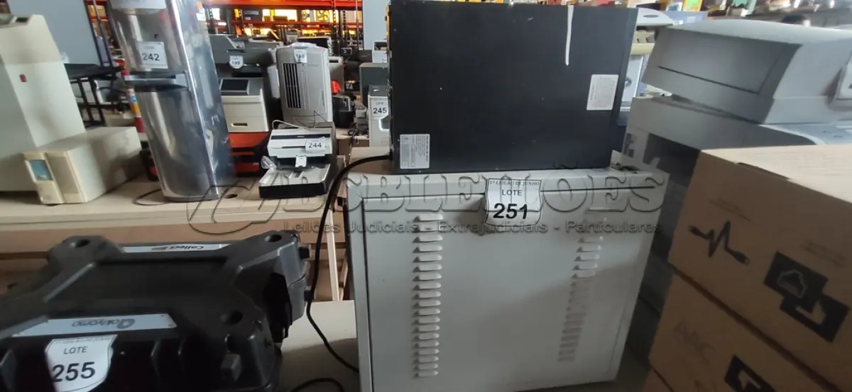 LOTE 251 - 01 NOBREAK MARCA SMS E UM BANCO DE BATERIAS COM 04 BATERIAS. (NO ESTADO) ATENÇÃO! FAZER A VISITAÇÃO ANTES DE ARREMATAR, NÃO SABEMOS SE FUNCIONA, LEILÃO NÃO TEM GARANTIA E NEM DEVOLUÇÃO, SUJEITO A POSSÍVEIS AVARIAS VISÍVEIS/OCULTAS E/OU AUSÊNCIA DE COMPONENTES.