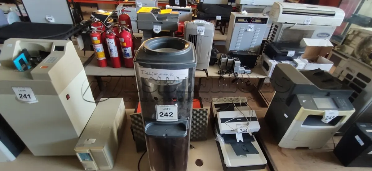 LOTE 242 - 01 BEBEDOURO PARA GARRAFÃO INOX MARCA LIBEL. (NO ESTADO) ATENÇÃO! FAZER A VISITAÇÃO ANTES DE ARREMATAR, NÃO SABEMOS SE FUNCIONA, LEILÃO NÃO TEM GARANTIA E NEM DEVOLUÇÃO, SUJEITO A POSSÍVEIS AVARIAS VISÍVEIS/OCULTAS E/OU AUSÊNCIA DE COMPONENTES.