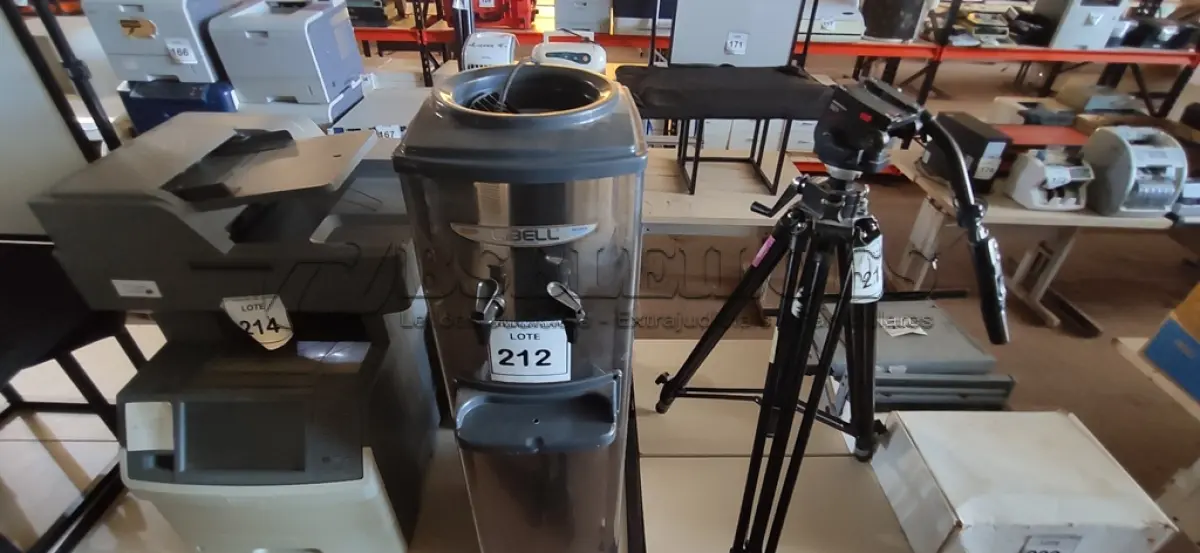 LOTE 212 - 01 BEBEDOURO VERTICAL INOX LIBEL PARA GARRAFÃO. (NO ESTADO) ATENÇÃO! FAZER A VISITAÇÃO ANTES DE ARREMATAR, NÃO SABEMOS SE FUNCIONA, LEILÃO NÃO TEM GARANTIA E NEM DEVOLUÇÃO, SUJEITO A POSSÍVEIS AVARIAS VISÍVEIS/OCULTAS E/OU AUSÊNCIA DE COMPONENTES.