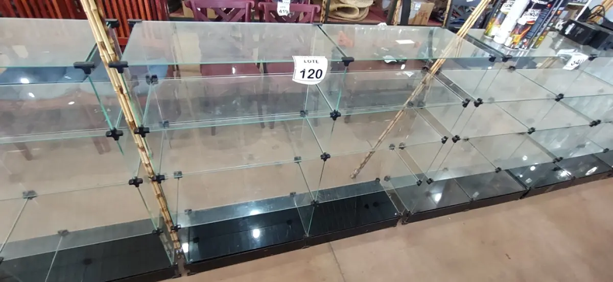 01 VITRINE EXPOSITORA DE VIDRO. (NO ESTADO) ATENÇÃO! FAZER A VISITAÇÃO ANTES DE ARREMATAR, NÃO SABEMOS SE FUNCIONA, LEILÃO NÃO TEM GARANTIA E NEM DEVOLUÇÃO, SUJEITO A POSSÍVEIS AVARIAS VISÍVEIS/OCULTAS E/OU AUSÊNCIA DE COMPONENTES.