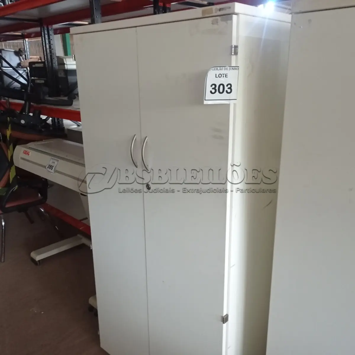 LOTE 303 - 01 ARMÁRIO ALTO PRA ESCRITÓRIO COM 2 PORTAS E 3 COMPARTIMENTOS. (NO ESTADO) ATENÇÃO! FAZER A VISITAÇÃO ANTES DE ARREMATAR, NÃO SABEMOS SE FUNCIONA, LEILÃO NÃO TEM GARANTIA E NEM DEVOLUÇÃO, SUJEITO A POSSÍVEIS AVARIAS VISÍVEIS/OCULTAS E/OU AUSÊNCIA DE COMPONENTES.