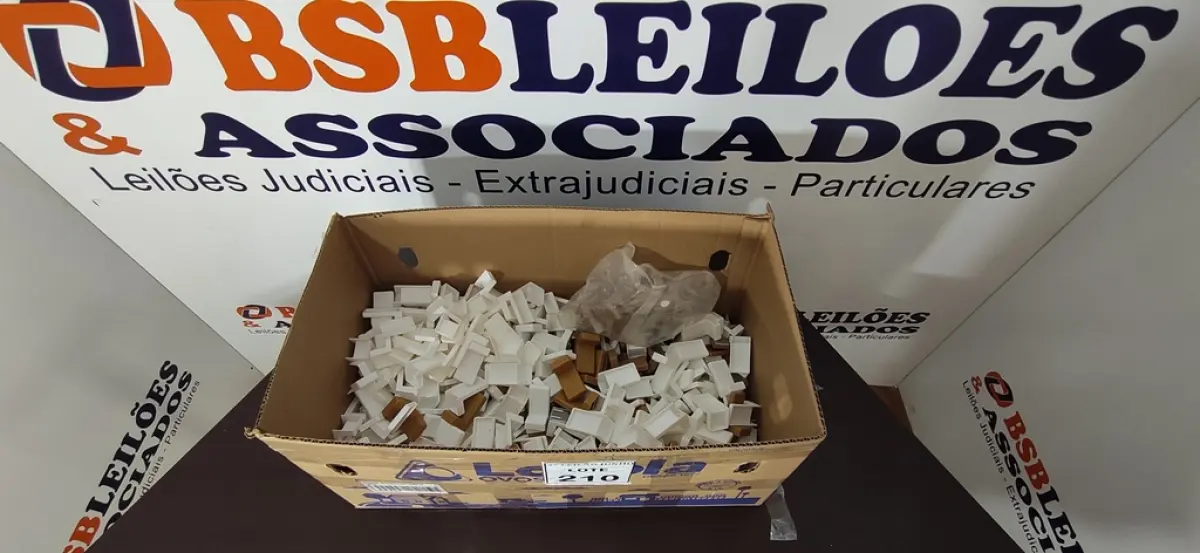 01 LOTE COM GRANDE QUANTIDADE DE CANTONEIRAS DE PLÁSTICO. (NO ESTADO) ATENÇÃO! FAZER A VISITAÇÃO ANTES DE ARREMATAR, NÃO SABEMOS SE FUNCIONA, LEILÃO NÃO TEM GARANTIA E NEM DEVOLUÇÃO, SUJEITO A POSSÍVEIS AVARIAS VISÍVEIS/OCULTAS E/OU AUSÊNCIA DE COMPONENTES.