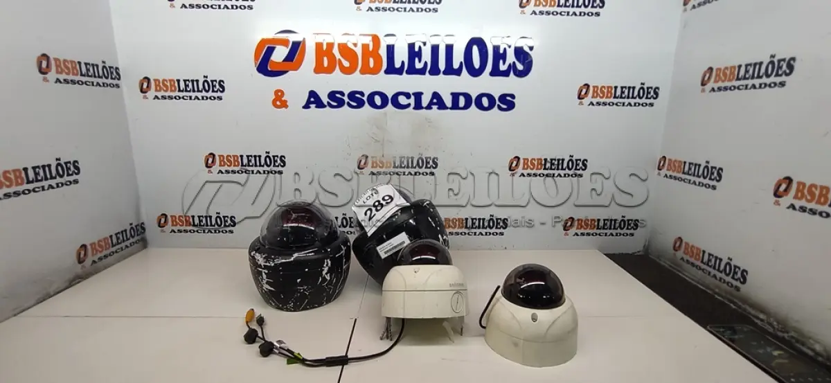 LOTE 289 - 04 CÂMERAS DE SEGURANÇA DOME MARCAS E MODELOS DIVERSOS. (NO ESTADO) ATENÇÃO! FAZER A VISITAÇÃO ANTES DE ARREMATAR, NÃO SABEMOS SE FUNCIONA, LEILÃO NÃO TEM GARANTIA E NEM DEVOLUÇÃO, SUJEITO A POSSÍVEIS AVARIAS VISÍVEIS/OCULTAS E/OU AUSÊNCIA DE COMPONENTES.