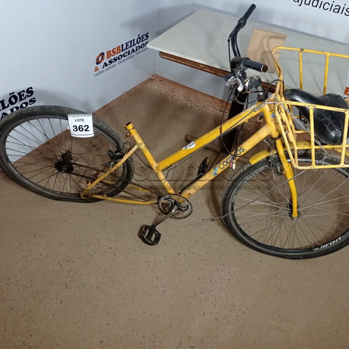 LOTE 362 - 01 BICICLETA CARGUEIRA COM AVARIAS. (NO ESTADO) ATENÇÃO! FAZER A VISITAÇÃO ANTES DE ARREMATAR, NÃO SABEMOS SE FUNCIONA. LEILÃO NÃO TEM GARANTIA E NEM DEVOLUÇÃO, SUJEITO A POSSÍVEIS AVARIAS VISÍVEIS/OCULTAS E/OU AUSÊNCIA DE COMPONENTES.