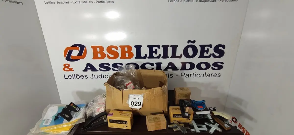 01 LOTE COM GRANDE QUANTIDADE DE GRAMPOS DE PAPEIS E MATÉRIAS DIVERSOS PARA ESCRITÓRIO. (NO ESTADO) ATENÇÃO! FAZER A VISITAÇÃO ANTES DE ARREMATAR, NÃO SABEMOS SE FUNCIONA, LEILÃO NÃO TEM GARANTIA E NEM DEVOLUÇÃO, SUJEITO A POSSÍVEIS AVARIAS VISÍVEIS/OCULTAS E/OU AUSÊNCIA DE COMPONENTES.