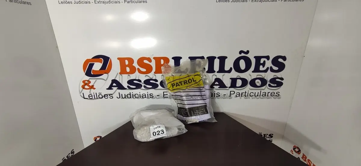 LOTE 023 - 02 PARES DE BOTAS DE BORRACHA NUMERAÇÕES 35 E 38 NA COR BRANCA. (NO ESTADO) ATENÇÃO! FAZER A VISITAÇÃO ANTES DE ARREMATAR, NÃO SABEMOS SE FUNCIONA, LEILÃO NÃO TEM GARANTIA E NEM DEVOLUÇÃO, SUJEITO A POSSÍVEIS AVARIAS VISÍVEIS/OCULTAS E/OU AUSÊNCIA DE COMPONENTES.