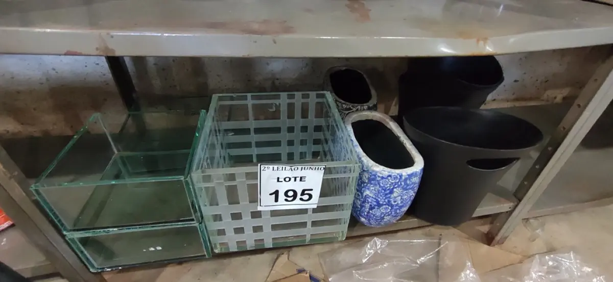 05 VASOS DECORATIVOS DE VIDRO, 02 VASOS DE CERÂMICA E 03 BALDES DE GELO. (NO ESTADO) ATENÇÃO! FAZER A VISITAÇÃO ANTES DE ARREMATAR, NÃO SABEMOS SE FUNCIONA, LEILÃO NÃO TEM GARANTIA E NEM DEVOLUÇÃO, SUJEITO A POSSÍVEIS AVARIAS VISÍVEIS/OCULTAS E/OU AUSÊNCIA DE COMPONENTES.