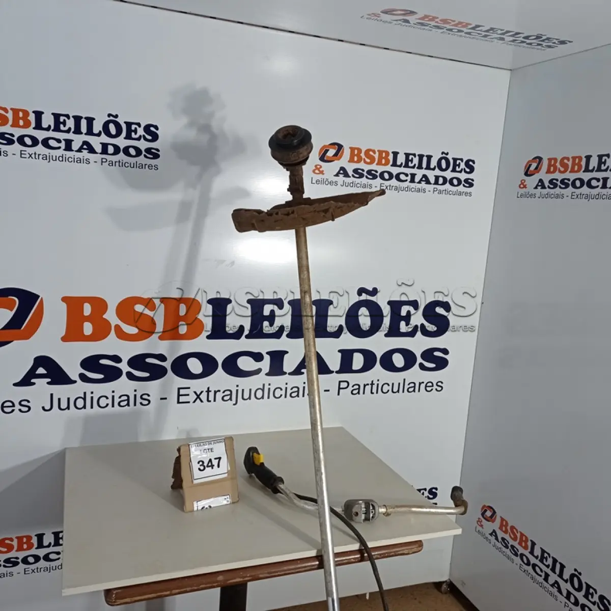 LOTE 347 - 01 ROÇADEIRA A GASOLINA COM AVARIAS. (NO ESTADO) ATENÇÃO! FAZER A VISITAÇÃO ANTES DE ARREMATAR, NÃO SABEMOS SE FUNCIONA. LEILÃO NÃO TEM GARANTIA E NEM DEVOLUÇÃO, SUJEITO A POSSÍVEIS AVARIAS VISÍVEIS/OCULTAS E/OU AUSÊNCIA DE COMPONENTES.