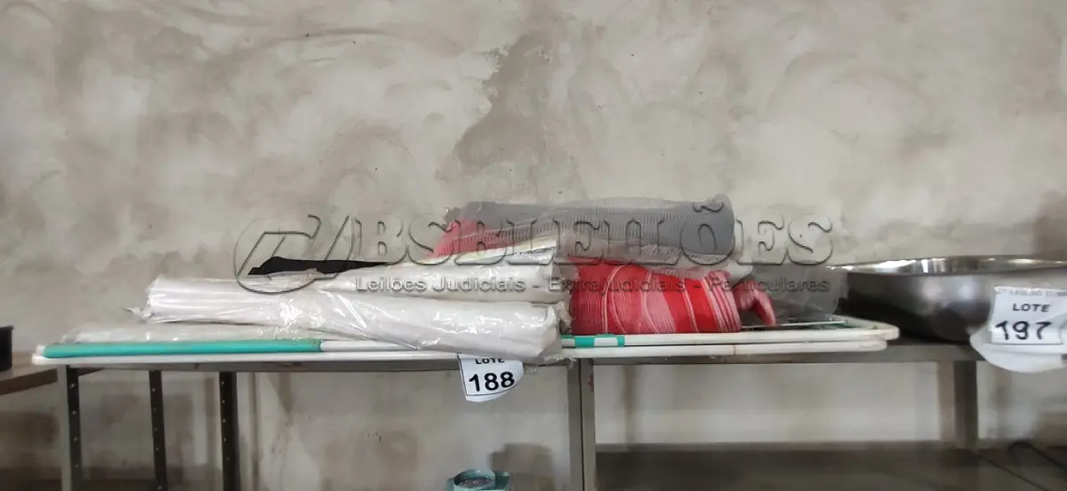 LOTE 188 - 02 SECADORES DE ROUPA, 05 ROLOS DE TELAS MOSQUETEIRO E 08 VEDA PORTAS. (NO ESTADO) ATENÇÃO! FAZER A VISITAÇÃO ANTES DE ARREMATAR, NÃO SABEMOS SE FUNCIONA, LEILÃO NÃO TEM GARANTIA E NEM DEVOLUÇÃO, SUJEITO A POSSÍVEIS AVARIAS VISÍVEIS/OCULTAS E/OU AUSÊNCIA DE COMPONENTES.