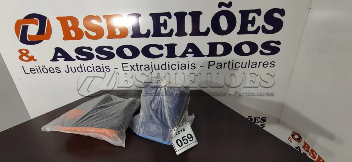 LOTE 059 - 02 PARES DE BOTAS DE BORRACHA NUMERAÇÕES 33 E 35 NAS CORES AZUL E PRETO. (NO ESTADO) ATENÇÃO! FAZER A VISITAÇÃO ANTES DE ARREMATAR, NÃO SABEMOS SE FUNCIONA, LEILÃO NÃO TEM GARANTIA E NEM DEVOLUÇÃO, SUJEITO A POSSÍVEIS AVARIAS VISÍVEIS/OCULTAS E/OU AUSÊNCIA DE COMPONENTES.