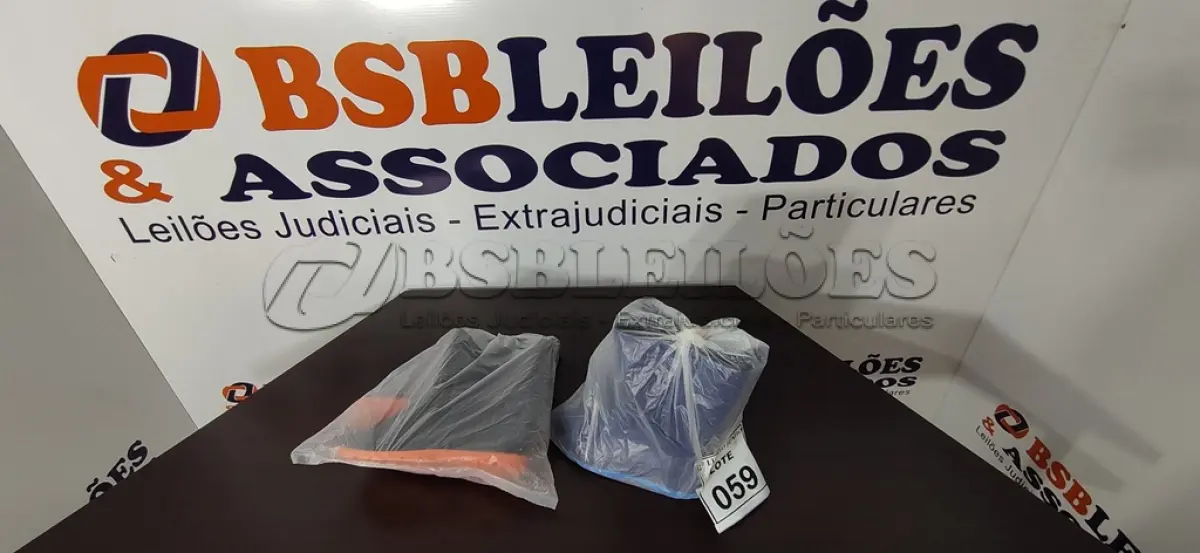 LOTE 059 - 02 PARES DE BOTAS DE BORRACHA NUMERAÇÕES 33 E 35 NAS CORES AZUL E PRETO. (NO ESTADO) ATENÇÃO! FAZER A VISITAÇÃO ANTES DE ARREMATAR, NÃO SABEMOS SE FUNCIONA, LEILÃO NÃO TEM GARANTIA E NEM DEVOLUÇÃO, SUJEITO A POSSÍVEIS AVARIAS VISÍVEIS/OCULTAS E/OU AUSÊNCIA DE COMPONENTES.
