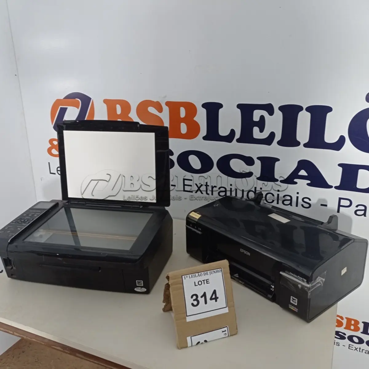 LOTE 314 - 02 IMPRESSORAS MARCA EPSON SENDO 01 MODELO PHOTO T50 E 01 TX410. (NO ESTADO) ATENÇÃO! FAZER A VISITAÇÃO ANTES DE ARREMATAR, NÃO SABEMOS SE FUNCIONA, LEILÃO NÃO TEM GARANTIA E NEM DEVOLUÇÃO, SUJEITO A POSSÍVEIS AVARIAS VISÍVEIS/OCULTAS E/OU AUSÊNCIA DE COMPONENTES.