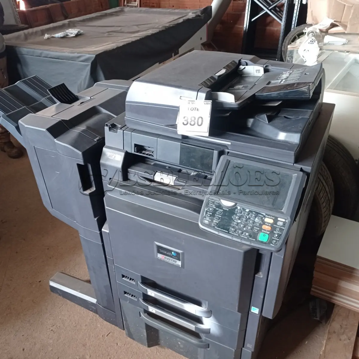 LOTE 380 - 01 COPIADORA TASKALFA 4501I MARCA KYOCERA. (NO ESTADO) ATENÇÃO! FAZER A VISITAÇÃO ANTES DE ARREMATAR, NÃO SABEMOS SE FUNCIONA. LEILÃO NÃO TEM GARANTIA E NEM DEVOLUÇÃO, SUJEITO A POSSÍVEIS AVARIAS VISÍVEIS/OCULTAS E/OU AUSÊNCIA DE COMPONENTES.