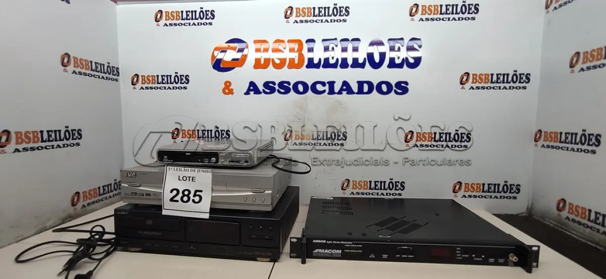 LOTE 285 - 02 APARELHOS DE DVD MARCAS DIVERSAS 01 TOCA CD MARCA SONNY E 01 MODULADOR DE VIDEO E ÁUDIO. (NO ESTADO) ATENÇÃO! FAZER A VISITAÇÃO ANTES DE ARREMATAR, NÃO SABEMOS SE FUNCIONA, LEILÃO NÃO TEM GARANTIA E NEM DEVOLUÇÃO, SUJEITO A POSSÍVEIS AVARIAS VISÍVEIS/OCULTAS E/OU AUSÊNCIA DE COMPONENTES.