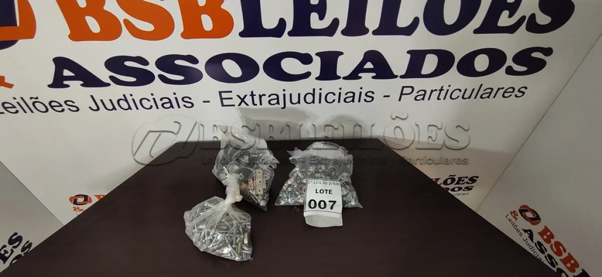 LOTE 007 - 01 LOTE COM PARAFUSOS, BRAÇADEIRAS E MATÉRIAS DIVERSOS. (NO ESTADO) ATENÇÃO! FAZER A VISITAÇÃO ANTES DE ARREMATAR, NÃO SABEMOS SE FUNCIONA, LEILÃO NÃO TEM GARANTIA E NEM DEVOLUÇÃO, SUJEITO A POSSÍVEIS AVARIAS VISÍVEIS/OCULTAS E/OU AUSÊNCIA DE COMPONENTES.