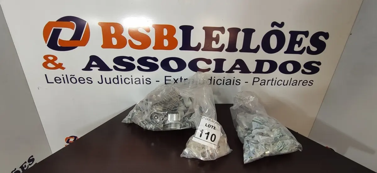 01 LOTE COM VÁRIAS FECHADURAS, SUPORTE DE CORTINAS, ABRAÇADEIRAS E MATERIAIS DIVERSOS. (NO ESTADO) ATENÇÃO! FAZER A VISITAÇÃO ANTES DE ARREMATAR, NÃO SABEMOS SE FUNCIONA, LEILÃO NÃO TEM GARANTIA E NEM DEVOLUÇÃO, SUJEITO A POSSÍVEIS AVARIAS VISÍVEIS/OCULTAS E/OU AUSÊNCIA DE COMPONENTES.
