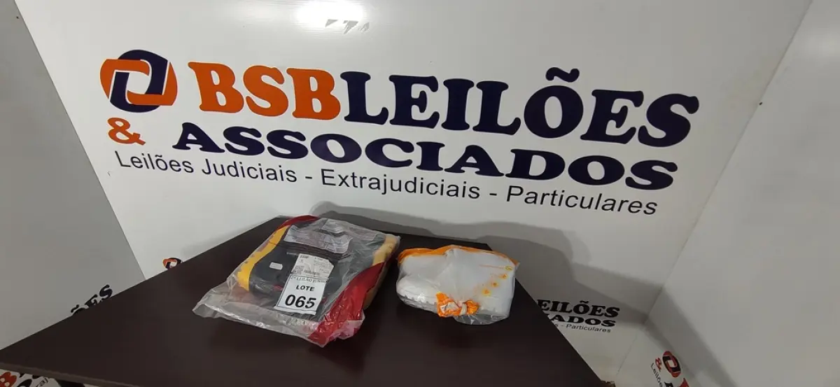 02 PARES DE BOTAS DE BORRACHA NUMERAÇÕES 36 E 39 NAS CORES BRANCO E PRETO. (NO ESTADO) ATENÇÃO! FAZER A VISITAÇÃO ANTES DE ARREMATAR, NÃO SABEMOS SE FUNCIONA, LEILÃO NÃO TEM GARANTIA E NEM DEVOLUÇÃO, SUJEITO A POSSÍVEIS AVARIAS VISÍVEIS/OCULTAS E/OU AUSÊNCIA DE COMPONENTES.