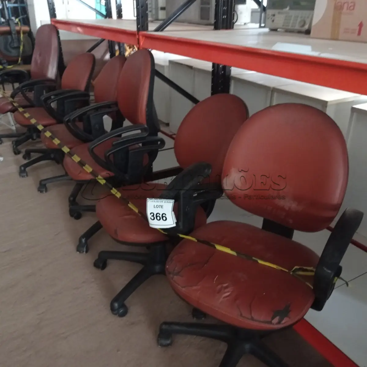 LOTE 366 - 06 CADEIRAS DE ESCRITÓRIO GIRATÓRIAS. (NO ESTADO) ATENÇÃO! FAZER A VISITAÇÃO ANTES DE ARREMATAR, NÃO SABEMOS SE FUNCIONA. LEILÃO NÃO TEM GARANTIA E NEM DEVOLUÇÃO, SUJEITO A POSSÍVEIS AVARIAS VISÍVEIS/OCULTAS E/OU AUSÊNCIA DE COMPONENTES.