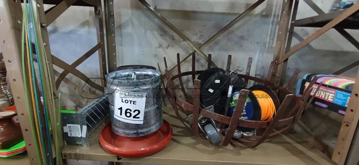 LOTE 162 - 01 FRUTEIRA DE MESA, 02 ROLOS DE MANGUEIRA DE BORRACHA, 01 ROLO DE FIO DE NYLON, 04 RODINHAS DIVERSAS E 02 COMEDORES PARA AVES. (NO ESTADO) ATENÇÃO! FAZER A VISITAÇÃO ANTES DE ARREMATAR, NÃO SABEMOS SE FUNCIONA, LEILÃO NÃO TEM GARANTIA E NEM DEVOLUÇÃO, SUJEITO A POSSÍVEIS AVARIAS VISÍVEIS/OCULTAS E/OU AUSÊNCIA DE COMPONENTES.
