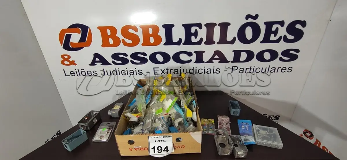 LOTE 194 - 01 LOTE COM MATERIAIS ELÉTRICOS DIVERSOS E 01 CAIXA COM DIVERSOS FUSÍVEIS. (NO ESTADO) ATENÇÃO! FAZER A VISITAÇÃO ANTES DE ARREMATAR, NÃO SABEMOS SE FUNCIONA, LEILÃO NÃO TEM GARANTIA E NEM DEVOLUÇÃO, SUJEITO A POSSÍVEIS AVARIAS VISÍVEIS/OCULTAS E/OU AUSÊNCIA DE COMPONENTES.