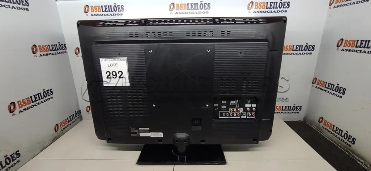 LOTE 292 - 01 TV 32’’ PANASONIC. (NO ESTADO) ATENÇÃO! FAZER A VISITAÇÃO ANTES DE ARREMATAR, NÃO SABEMOS SE FUNCIONA, LEILÃO NÃO TEM GARANTIA E NEM DEVOLUÇÃO, SUJEITO A POSSÍVEIS AVARIAS VISÍVEIS/OCULTAS E/OU AUSÊNCIA DE COMPONENTES.