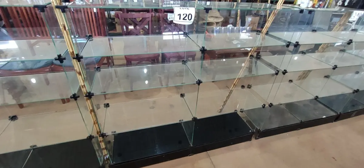 01 VITRINE EXPOSITORA DE VIDRO. (NO ESTADO) ATENÇÃO! FAZER A VISITAÇÃO ANTES DE ARREMATAR, NÃO SABEMOS SE FUNCIONA, LEILÃO NÃO TEM GARANTIA E NEM DEVOLUÇÃO, SUJEITO A POSSÍVEIS AVARIAS VISÍVEIS/OCULTAS E/OU AUSÊNCIA DE COMPONENTES.