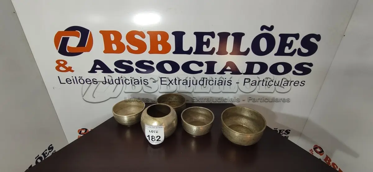 LOTE 182 - 05 CACHEPOT DE ALUMÍNIO. (NO ESTADO) ATENÇÃO! FAZER A VISITAÇÃO ANTES DE ARREMATAR, NÃO SABEMOS SE FUNCIONA, LEILÃO NÃO TEM GARANTIA E NEM DEVOLUÇÃO, SUJEITO A POSSÍVEIS AVARIAS VISÍVEIS/OCULTAS E/OU AUSÊNCIA DE COMPONENTES.