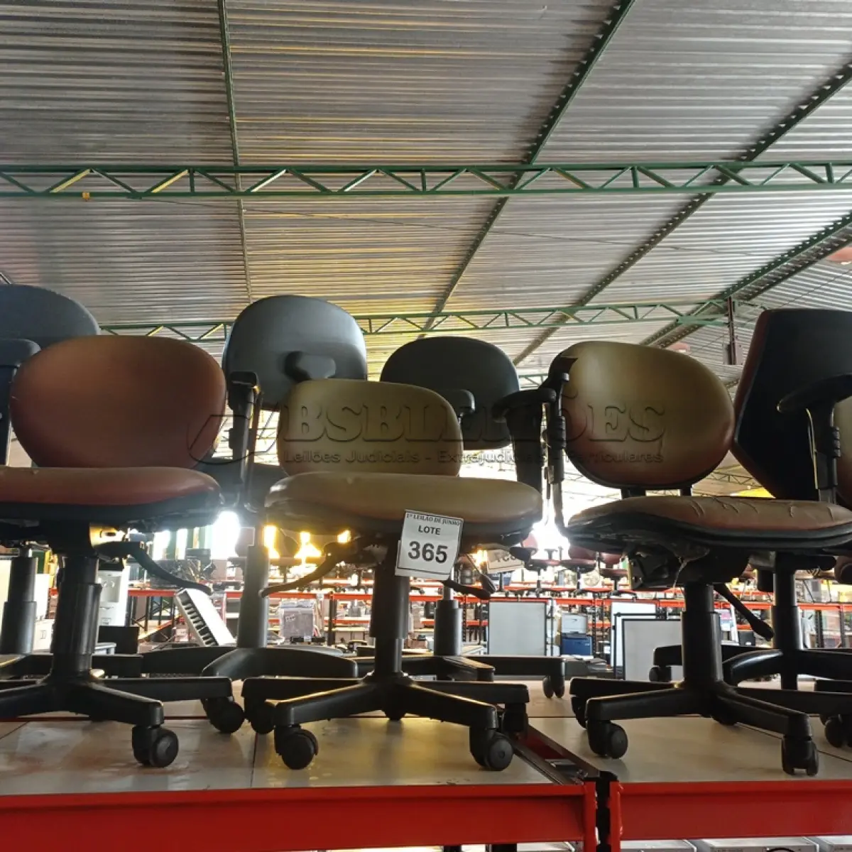 LOTE 365 - 06 CADEIRAS DE ESCRITÓRIO GIRATÓRIAS. (NO ESTADO) ATENÇÃO! FAZER A VISITAÇÃO ANTES DE ARREMATAR, NÃO SABEMOS SE FUNCIONA. LEILÃO NÃO TEM GARANTIA E NEM DEVOLUÇÃO, SUJEITO A POSSÍVEIS AVARIAS VISÍVEIS/OCULTAS E/OU AUSÊNCIA DE COMPONENTES.