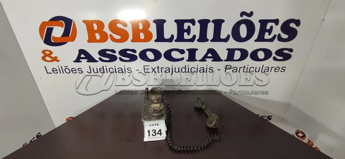 LOTE 134 - 01 TELEFONE ANTIGO. (NO ESTADO) ATENÇÃO! FAZER A VISITAÇÃO ANTES DE ARREMATAR, NÃO SABEMOS SE FUNCIONA, LEILÃO NÃO TEM GARANTIA E NEM DEVOLUÇÃO, SUJEITO A POSSÍVEIS AVARIAS VISÍVEIS/OCULTAS E/OU AUSÊNCIA DE COMPONENTES.