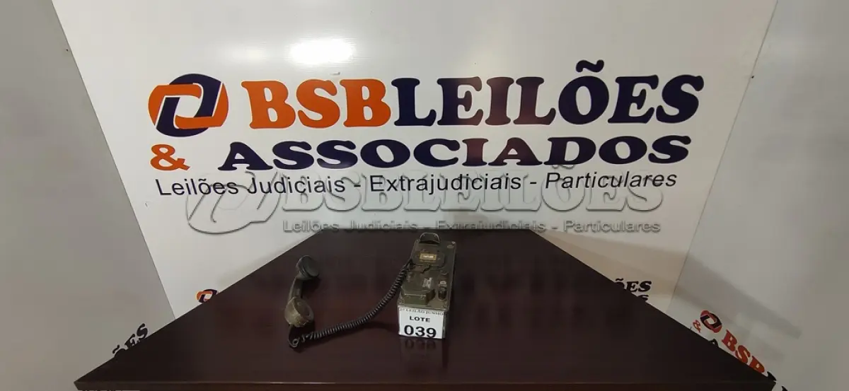LOTE 039 - 01 TELEFONE ANTIGO. (NO ESTADO) ATENÇÃO! FAZER A VISITAÇÃO ANTES DE ARREMATAR, NÃO SABEMOS SE FUNCIONA, LEILÃO NÃO TEM GARANTIA E NEM DEVOLUÇÃO, SUJEITO A POSSÍVEIS AVARIAS VISÍVEIS/OCULTAS E/OU AUSÊNCIA DE COMPONENTES.