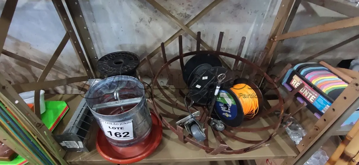 LOTE 162 - 01 FRUTEIRA DE MESA, 02 ROLOS DE MANGUEIRA DE BORRACHA, 01 ROLO DE FIO DE NYLON, 04 RODINHAS DIVERSAS E 02 COMEDORES PARA AVES. (NO ESTADO) ATENÇÃO! FAZER A VISITAÇÃO ANTES DE ARREMATAR, NÃO SABEMOS SE FUNCIONA, LEILÃO NÃO TEM GARANTIA E NEM DEVOLUÇÃO, SUJEITO A POSSÍVEIS AVARIAS VISÍVEIS/OCULTAS E/OU AUSÊNCIA DE COMPONENTES.