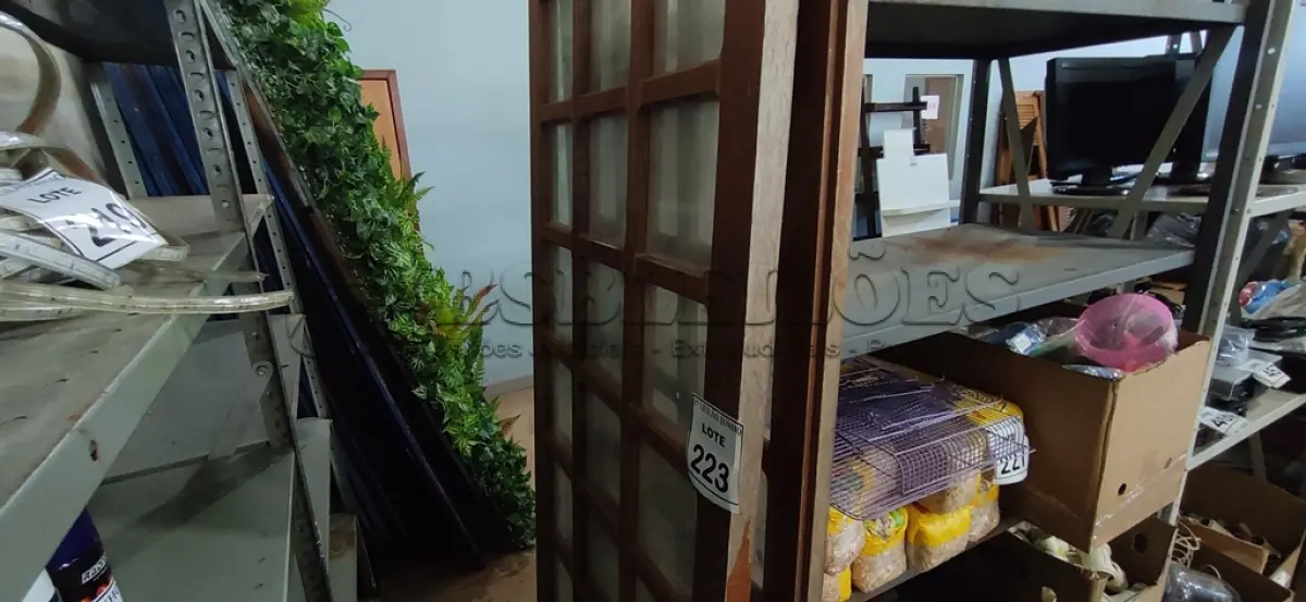 LOTE 223 - 02 PORTAS DE MADEIRAS COM VIDRO. (NO ESTADO) ATENÇÃO! FAZER A VISITAÇÃO ANTES DE ARREMATAR, NÃO SABEMOS SE FUNCIONA, LEILÃO NÃO TEM GARANTIA E NEM DEVOLUÇÃO, SUJEITO A POSSÍVEIS AVARIAS VISÍVEIS/OCULTAS E/OU AUSÊNCIA DE COMPONENTES.
