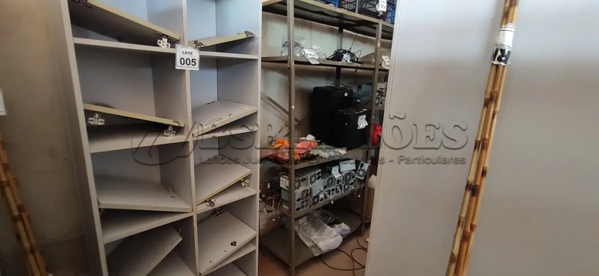 LOTE 005 - 01 ARMÁRIO ALTO PARA ESCRITÓRIO COM 10 PORTAS. (NO ESTADO) ATENÇÃO! FAZER A VISITAÇÃO ANTES DE ARREMATAR, NÃO SABEMOS SE FUNCIONA, LEILÃO NÃO TEM GARANTIA E NEM DEVOLUÇÃO, SUJEITO A POSSÍVEIS AVARIAS VISÍVEIS/OCULTAS E/OU AUSÊNCIA DE COMPONENTES.