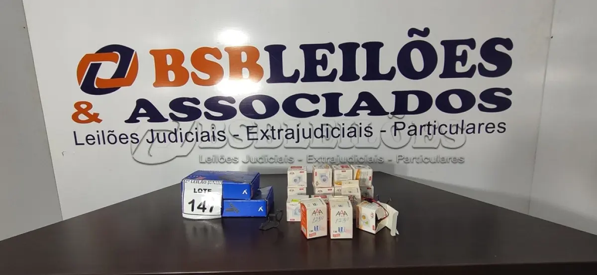 LOTE 147 - 02 CONVERSORES PARA TV E VÁRIAS MINI LÂMPADAS LED. (NO ESTADO) ATENÇÃO! FAZER A VISITAÇÃO ANTES DE ARREMATAR, NÃO SABEMOS SE FUNCIONA, LEILÃO NÃO TEM GARANTIA E NEM DEVOLUÇÃO, SUJEITO A POSSÍVEIS AVARIAS VISÍVEIS/OCULTAS E/OU AUSÊNCIA DE COMPONENTES.