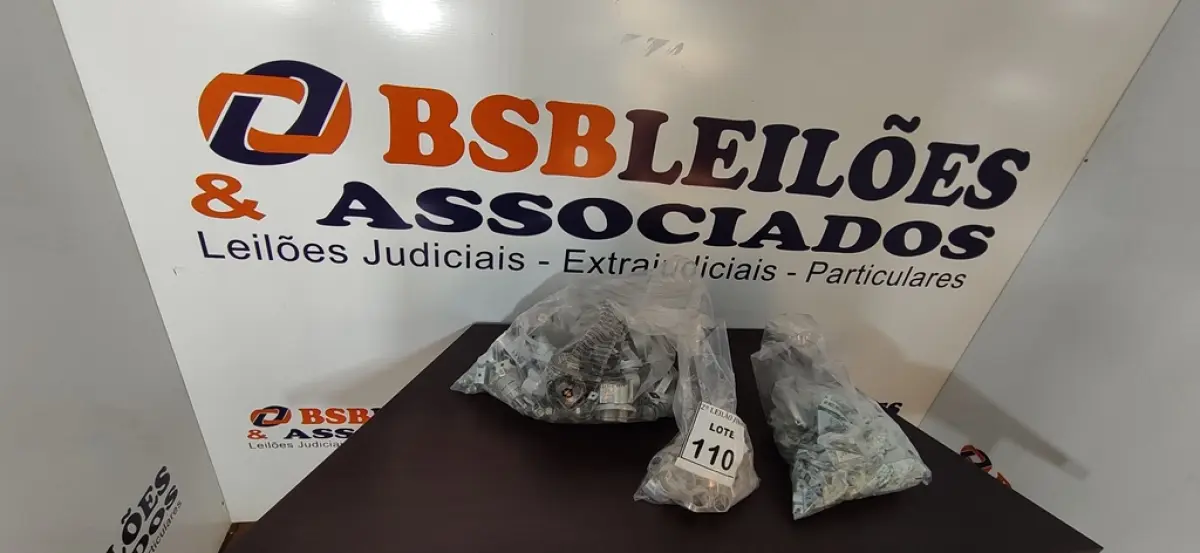 01 LOTE COM VÁRIAS FECHADURAS, SUPORTE DE CORTINAS, ABRAÇADEIRAS E MATERIAIS DIVERSOS. (NO ESTADO) ATENÇÃO! FAZER A VISITAÇÃO ANTES DE ARREMATAR, NÃO SABEMOS SE FUNCIONA, LEILÃO NÃO TEM GARANTIA E NEM DEVOLUÇÃO, SUJEITO A POSSÍVEIS AVARIAS VISÍVEIS/OCULTAS E/OU AUSÊNCIA DE COMPONENTES.