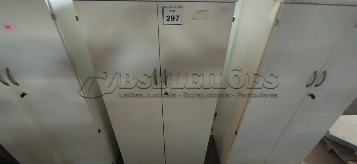 LOTE 297 - 01 ARMÁRIO ALTO PRA ESCRITÓRIO COM 2 PORTAS E 2 COMPARTIMENTOS. (NO ESTADO) ATENÇÃO! FAZER A VISITAÇÃO ANTES DE ARREMATAR, NÃO SABEMOS SE FUNCIONA, LEILÃO NÃO TEM GARANTIA E NEM DEVOLUÇÃO, SUJEITO A POSSÍVEIS AVARIAS VISÍVEIS/OCULTAS E/OU AUSÊNCIA DE COMPONENTES.