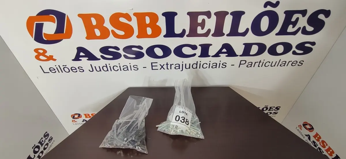 01 LOTE COM GRANDE QUANTIDADE DE PARAFUSOS DIVERSOS. (NO ESTADO) ATENÇÃO! FAZER A VISITAÇÃO ANTES DE ARREMATAR, NÃO SABEMOS SE FUNCIONA, LEILÃO NÃO TEM GARANTIA E NEM DEVOLUÇÃO, SUJEITO A POSSÍVEIS AVARIAS VISÍVEIS/OCULTAS E/OU AUSÊNCIA DE COMPONENTES. 