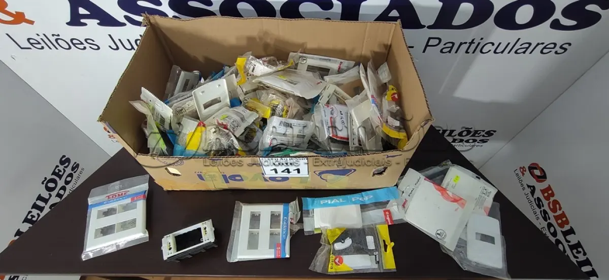 LOTE 141 - 01 LOTE DE ACABAMENTOS ELÉTRICOS VARIADOS. (NO ESTADO) ATENÇÃO! FAZER A VISITAÇÃO ANTES DE ARREMATAR, NÃO SABEMOS SE FUNCIONA, LEILÃO NÃO TEM GARANTIA E NEM DEVOLUÇÃO, SUJEITO A POSSÍVEIS AVARIAS VISÍVEIS/OCULTAS E/OU AUSÊNCIA DE COMPONENTES.