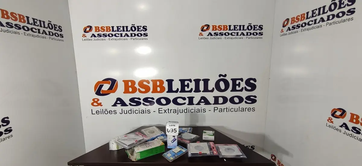 01 LOTE COM VÁRIAS LUMINÁRIAS DE TAMANHOS E MODELOS DIVERSOS. (NO ESTADO) ATENÇÃO! FAZER A VISITAÇÃO ANTES DE ARREMATAR, NÃO SABEMOS SE FUNCIONA, LEILÃO NÃO TEM GARANTIA E NEM DEVOLUÇÃO, SUJEITO A POSSÍVEIS AVARIAS VISÍVEIS/OCULTAS E/OU AUSÊNCIA DE COMPONENTES.