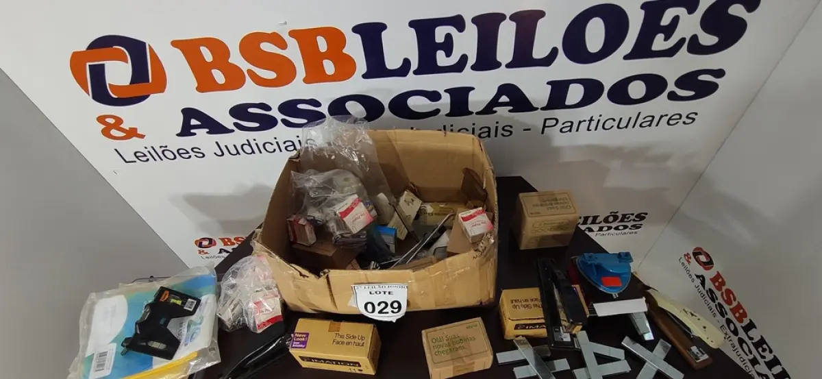 01 LOTE COM GRANDE QUANTIDADE DE GRAMPOS DE PAPEIS E MATÉRIAS DIVERSOS PARA ESCRITÓRIO. (NO ESTADO) ATENÇÃO! FAZER A VISITAÇÃO ANTES DE ARREMATAR, NÃO SABEMOS SE FUNCIONA, LEILÃO NÃO TEM GARANTIA E NEM DEVOLUÇÃO, SUJEITO A POSSÍVEIS AVARIAS VISÍVEIS/OCULTAS E/OU AUSÊNCIA DE COMPONENTES.