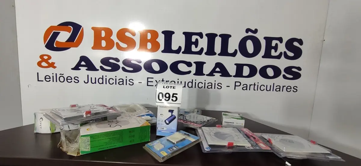 01 LOTE COM VÁRIAS LUMINÁRIAS DE TAMANHOS E MODELOS DIVERSOS. (NO ESTADO) ATENÇÃO! FAZER A VISITAÇÃO ANTES DE ARREMATAR, NÃO SABEMOS SE FUNCIONA, LEILÃO NÃO TEM GARANTIA E NEM DEVOLUÇÃO, SUJEITO A POSSÍVEIS AVARIAS VISÍVEIS/OCULTAS E/OU AUSÊNCIA DE COMPONENTES.