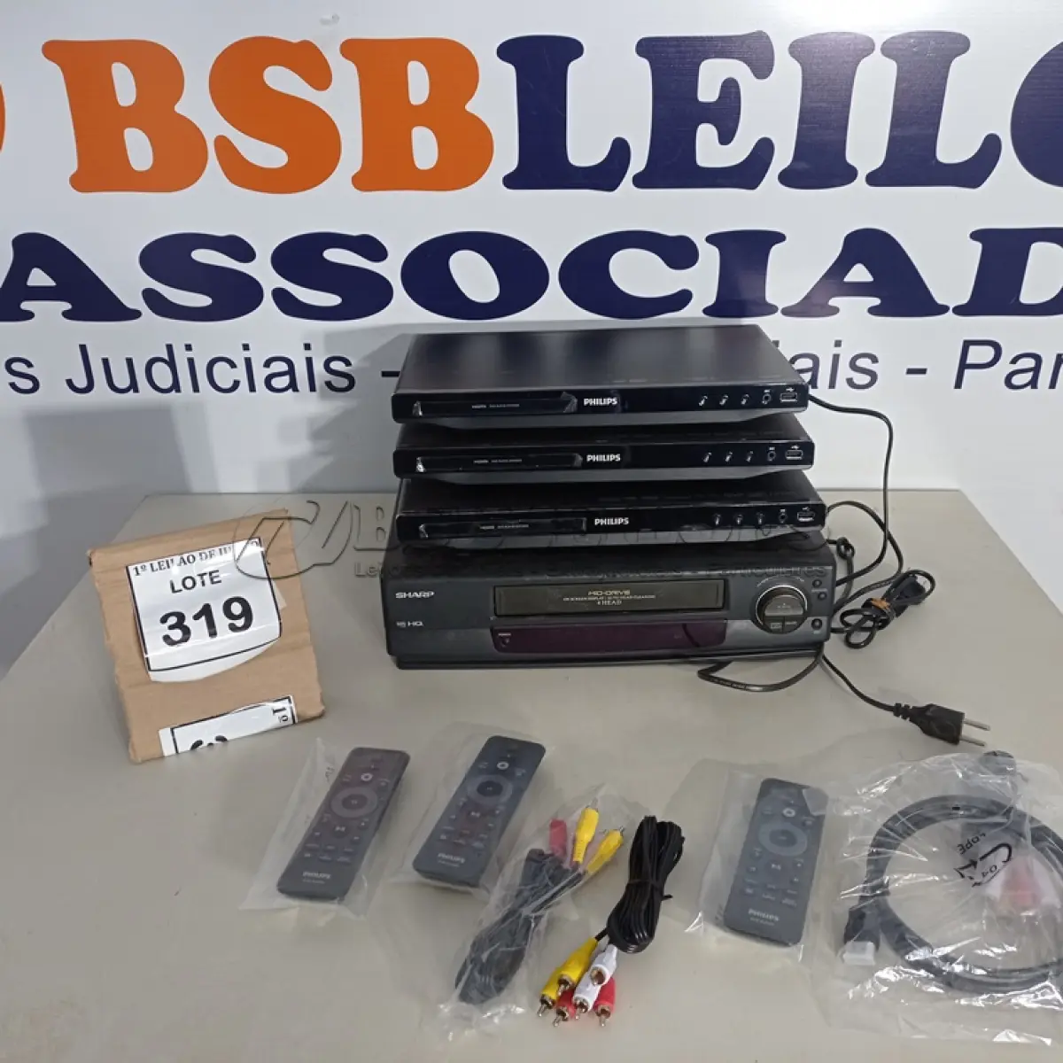 LOTE 319 - 03 APARELHOS DE DVD COM CONTROLE E 01 VÍDEO CASSETE MARCA SHARP. (NO ESTADO) ATENÇÃO! FAZER A VISITAÇÃO ANTES DE ARREMATAR, NÃO SABEMOS SE FUNCIONA, LEILÃO NÃO TEM GARANTIA E NEM DEVOLUÇÃO, SUJEITO A POSSÍVEIS AVARIAS VISÍVEIS/OCULTAS E/OU AUSÊNCIA DE COMPONENTES.