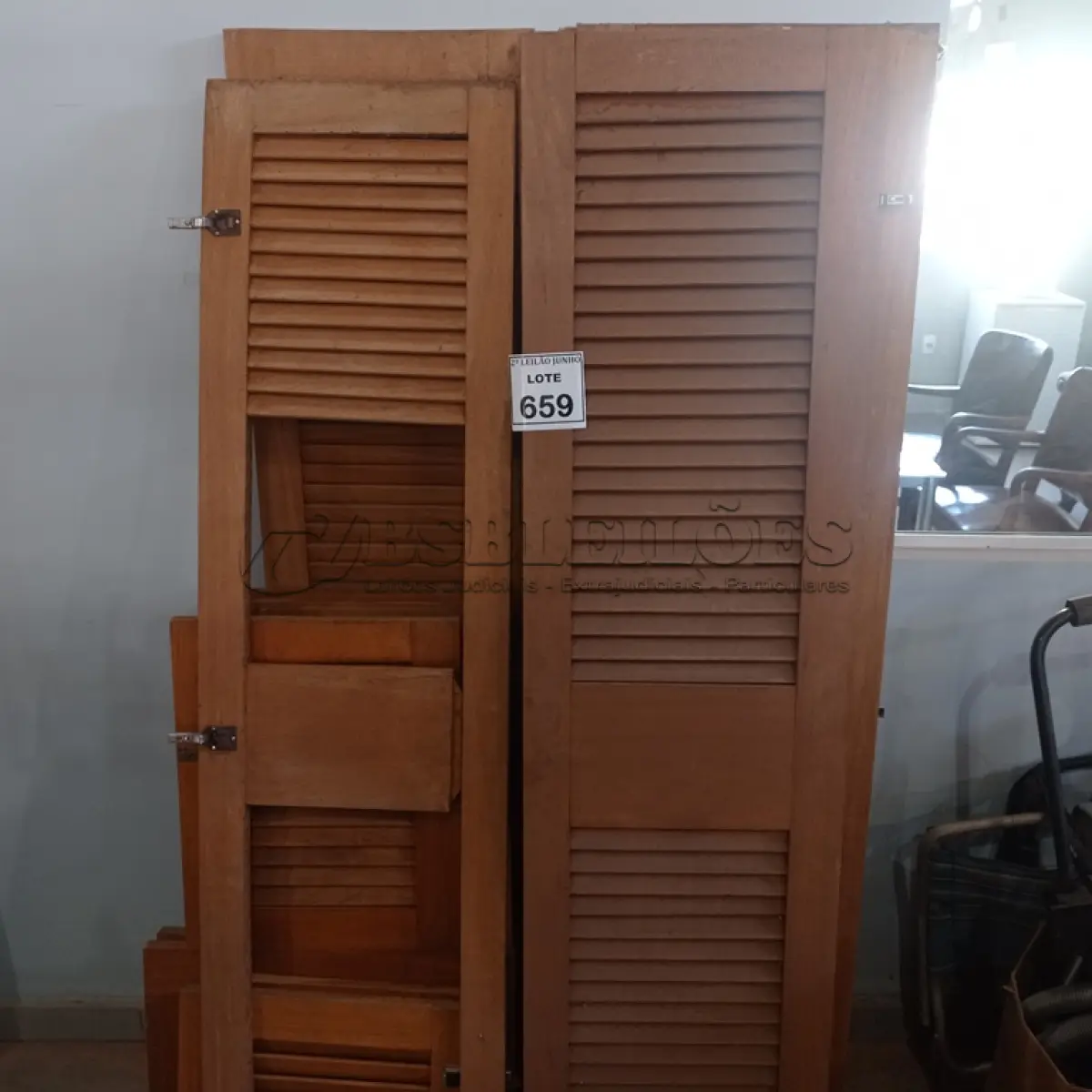 LOTE 659 - 01 ARMÁRIO EM MADEIRA DESMONTADO INCOMPLETO.  (NO ESTADO) ATENÇÃO! FAZER A VISITAÇÃO ANTES DE ARREMATAR, NÃO SABEMOS SE FUNCIONA, LEILÃO NÃO TEM GARANTIA E NEM DEVOLUÇÃO, SUJEITO A POSSÍVEIS AVARIAS VISÍVEIS/OCULTAS E/OU AUSÊNCIA DE COMPONENTES.