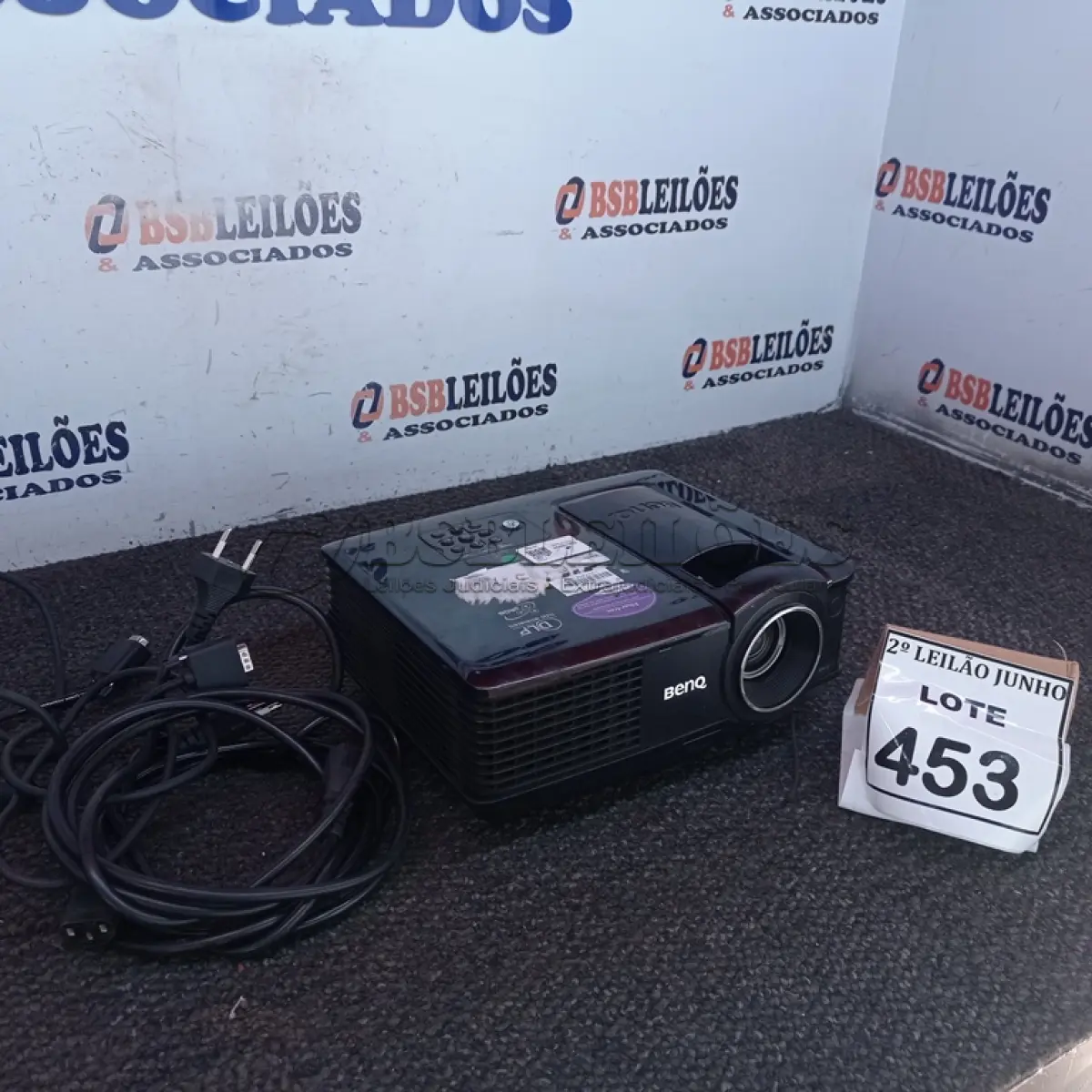 LOTE 453 - 01 PROJETOR MULTIMIDIA 220W MARCA BENQ. (NO ESTADO) ATENÇÃO! FAZER A VISITAÇÃO ANTES DE ARREMATAR, NÃO SABEMOS SE FUNCIONA, LEILÃO NÃO TEM GARANTIA E NEM DEVOLUÇÃO, SUJEITO A POSSÍVEIS AVARIAS VISÍVEIS/OCULTAS E/OU AUSÊNCIA DE COMPONENTES.